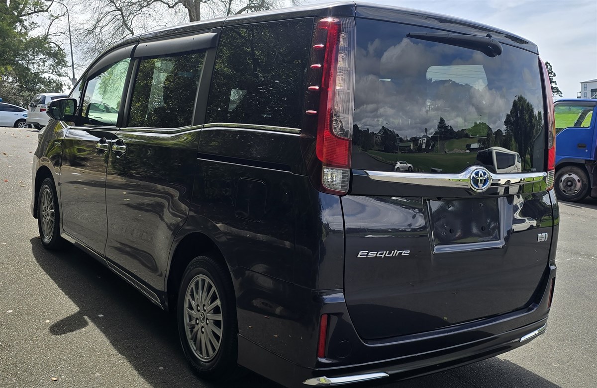 2017 Toyota Esquire thumbnail