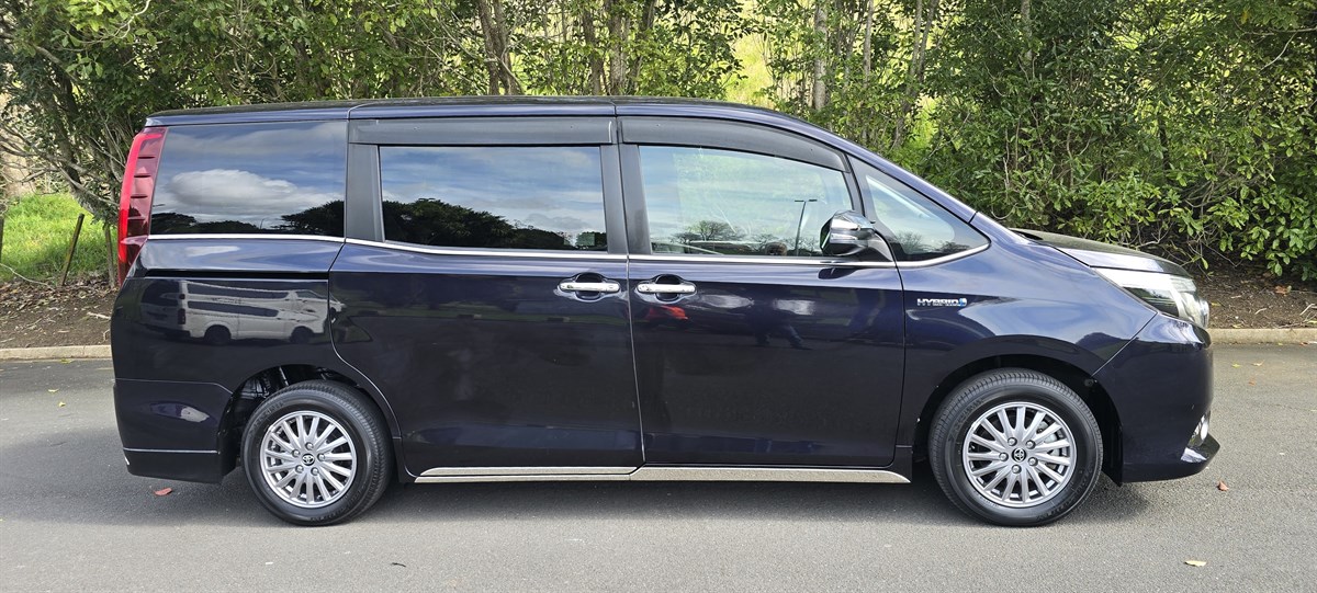 2017 Toyota Esquire thumbnail