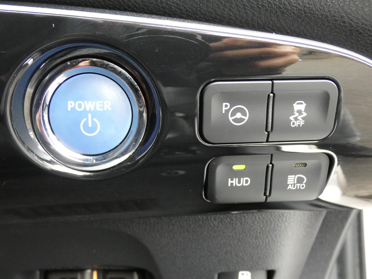 2017 Toyota Prius thumbnail
