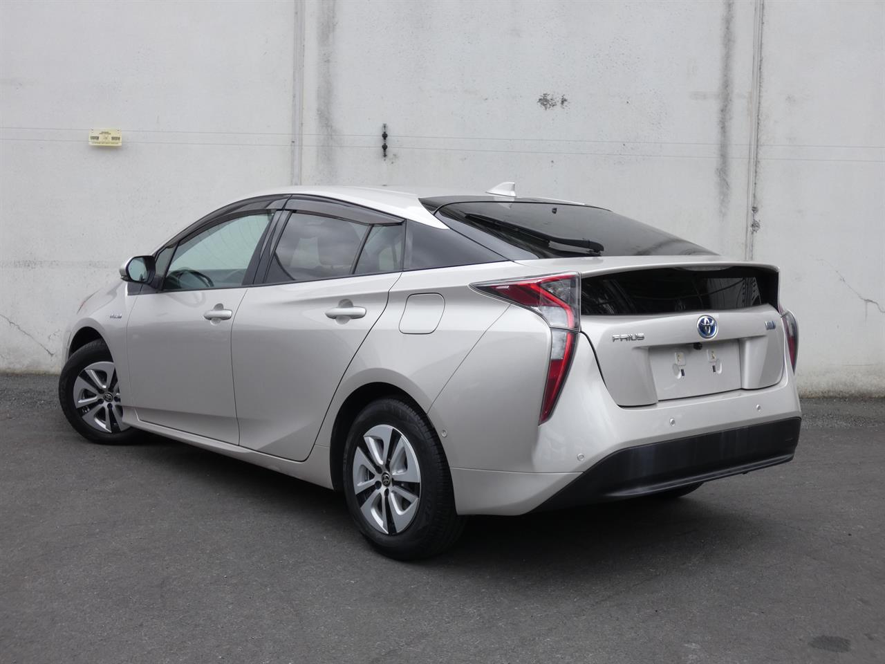 2017 Toyota Prius thumbnail