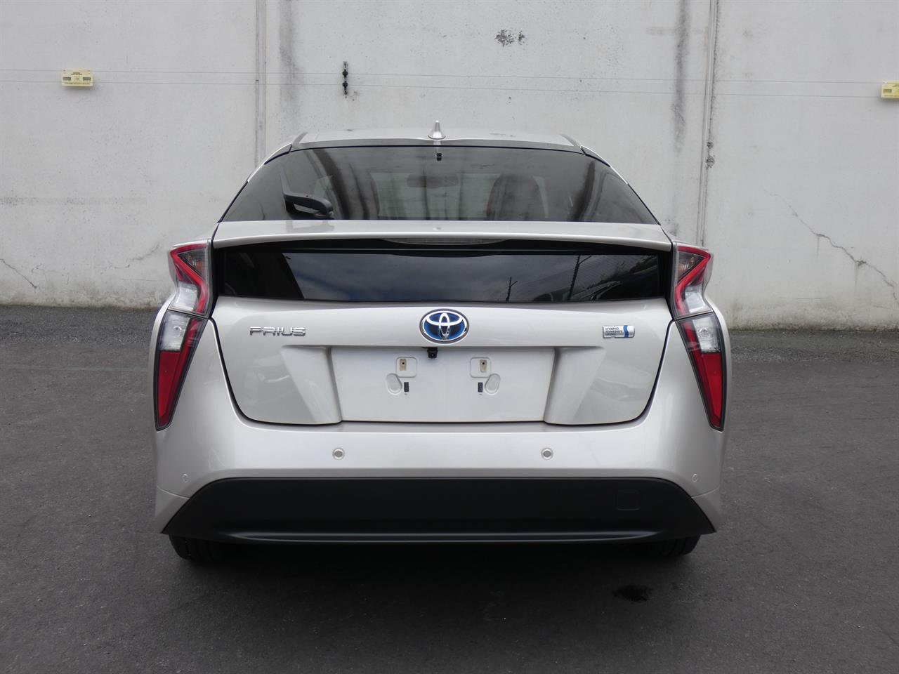 2017 Toyota Prius thumbnail