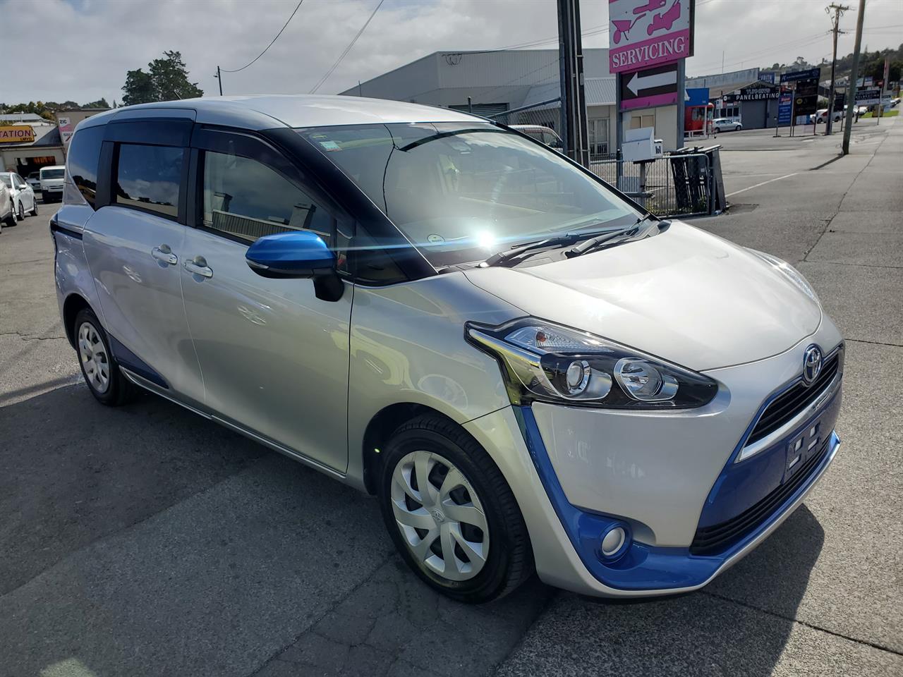 2016 Toyota Sienta thumbnail