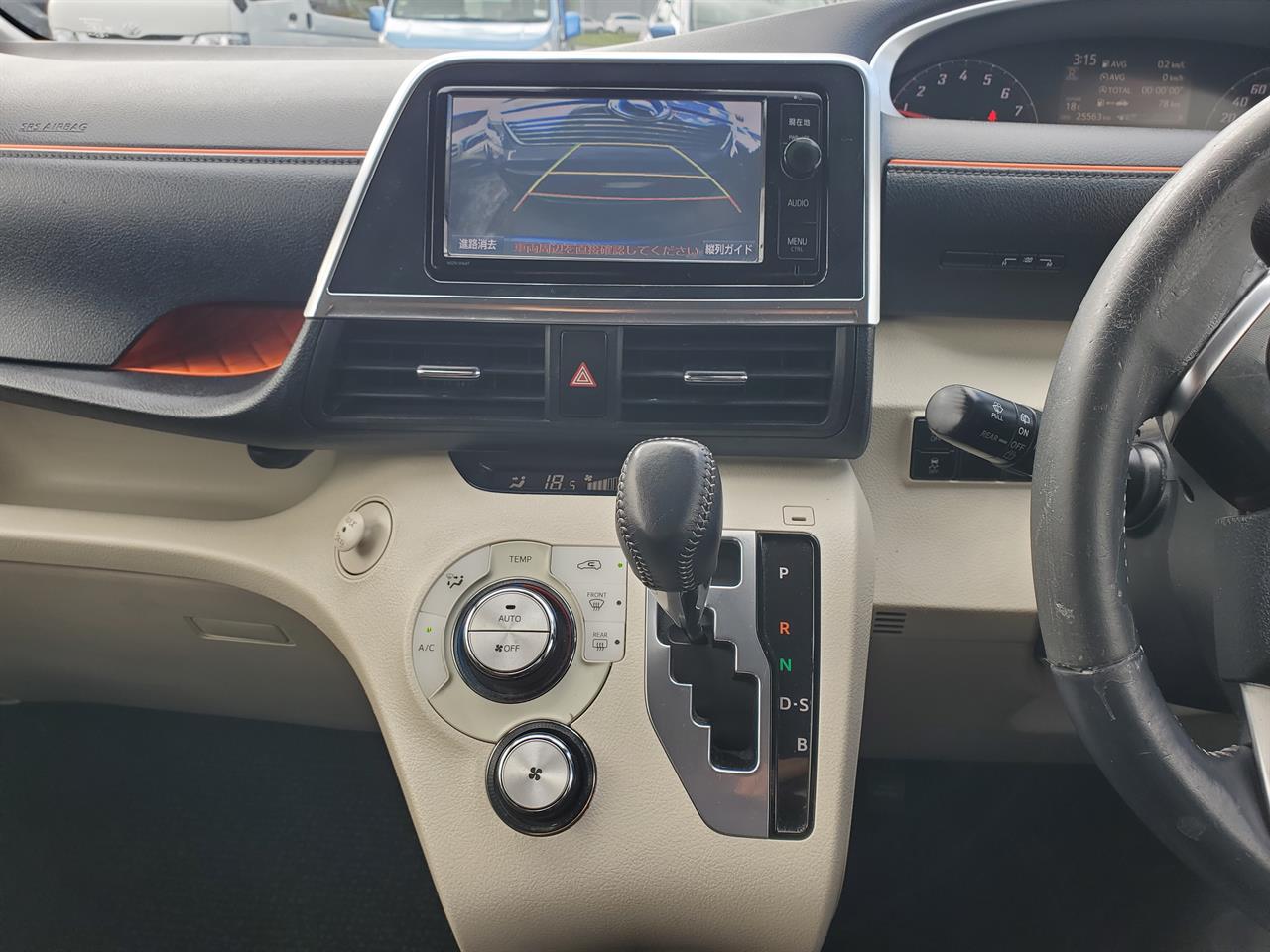 2016 Toyota Sienta thumbnail