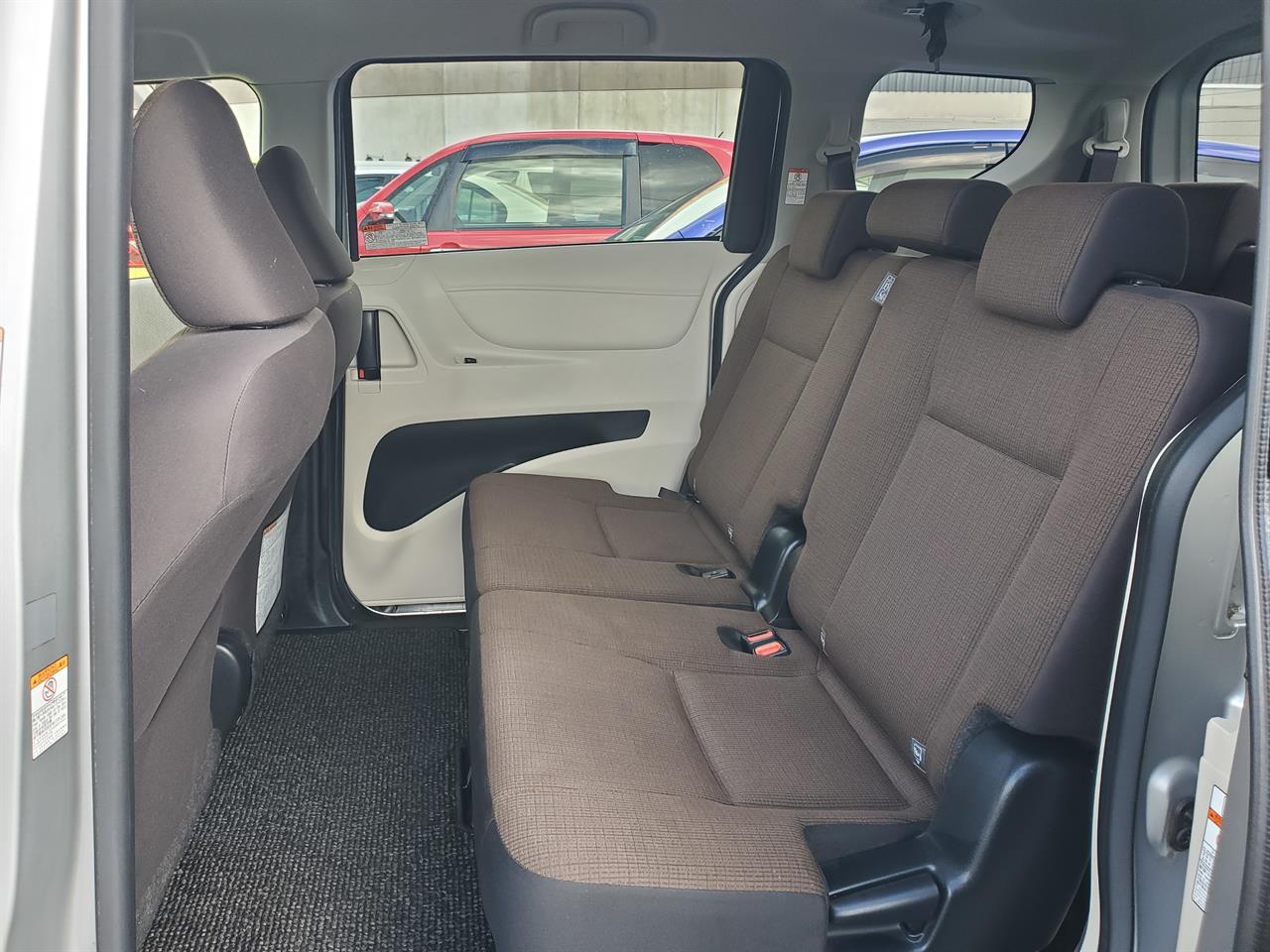 2016 Toyota Sienta thumbnail