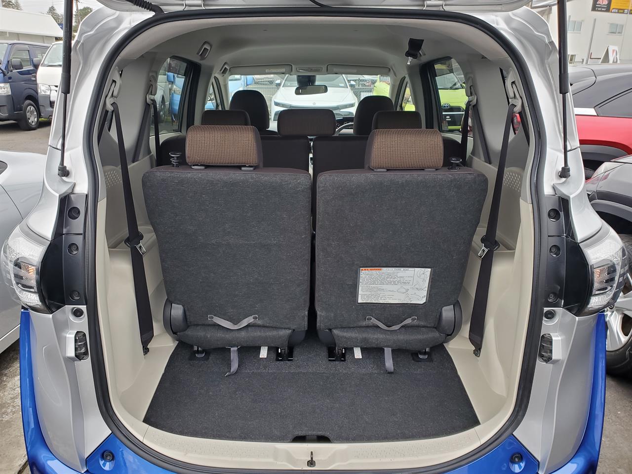 2016 Toyota Sienta thumbnail