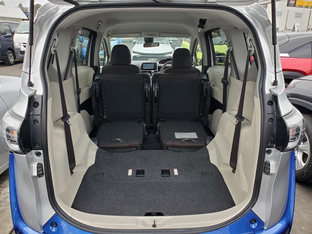 2016 Toyota Sienta thumbnail