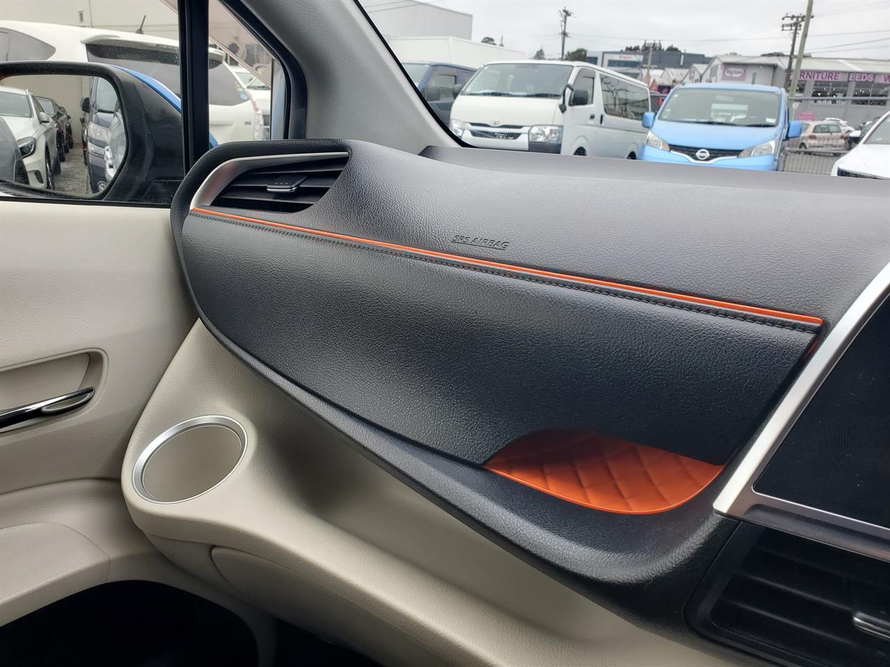 2016 Toyota Sienta thumbnail