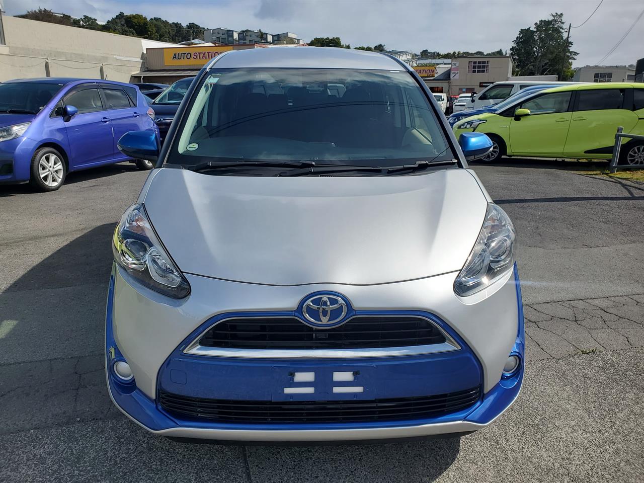 2016 Toyota Sienta thumbnail