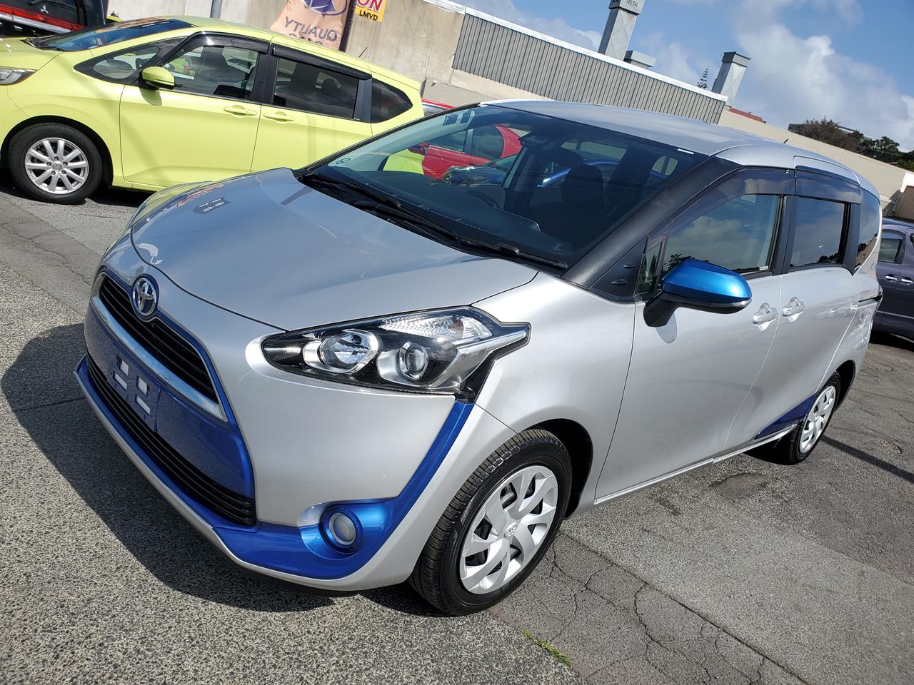2016 Toyota Sienta thumbnail