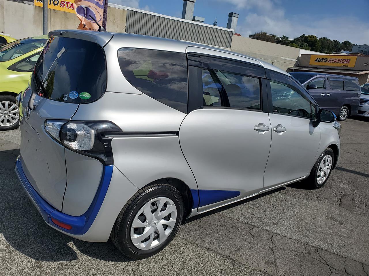 2016 Toyota Sienta thumbnail