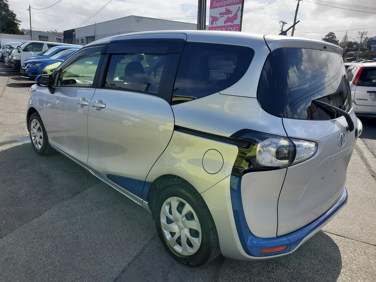 2016 Toyota Sienta thumbnail