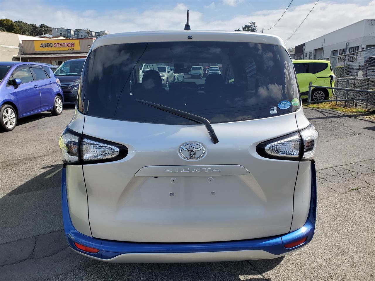 2016 Toyota Sienta thumbnail