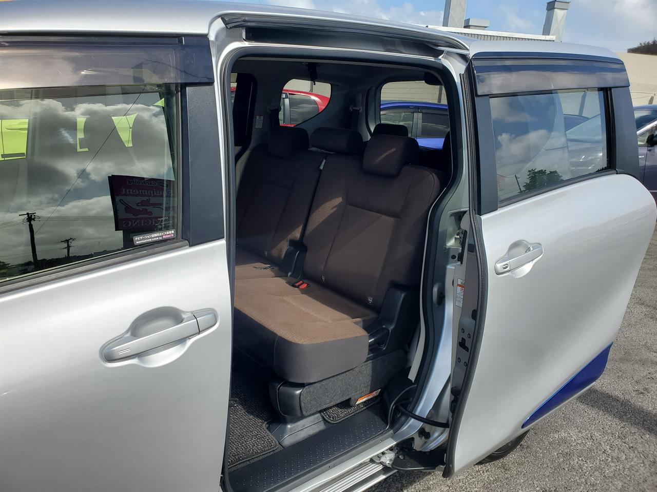 2016 Toyota Sienta thumbnail