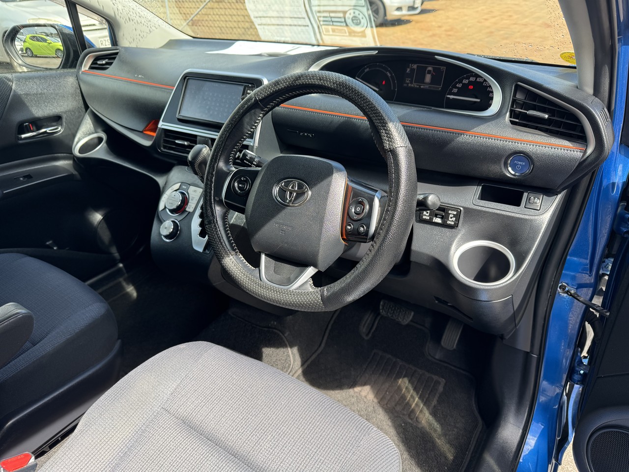 2016 Toyota Sienta thumbnail