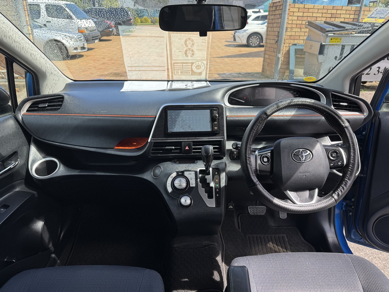 2016 Toyota Sienta thumbnail