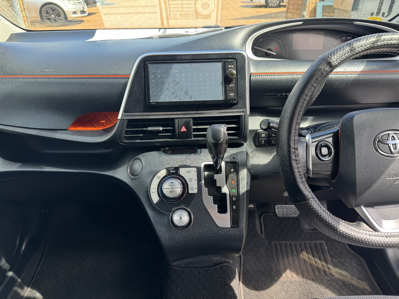 2016 Toyota Sienta thumbnail