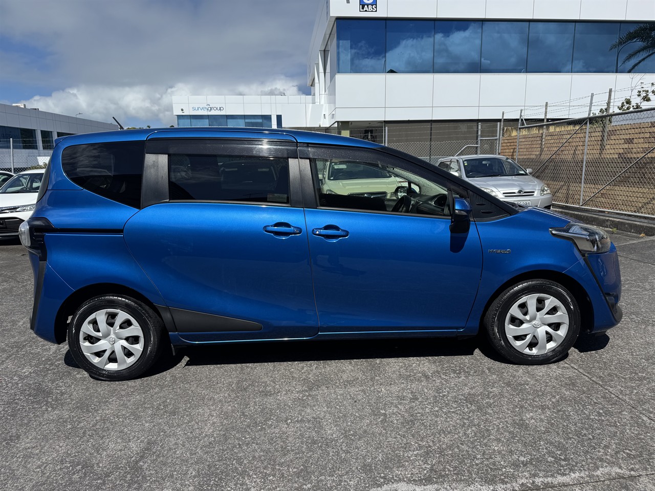 2016 Toyota Sienta thumbnail