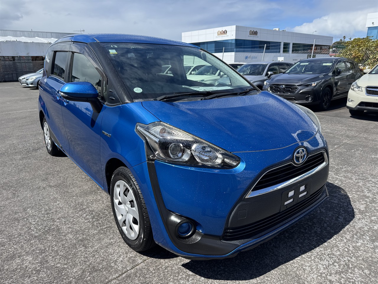 2016 Toyota Sienta thumbnail