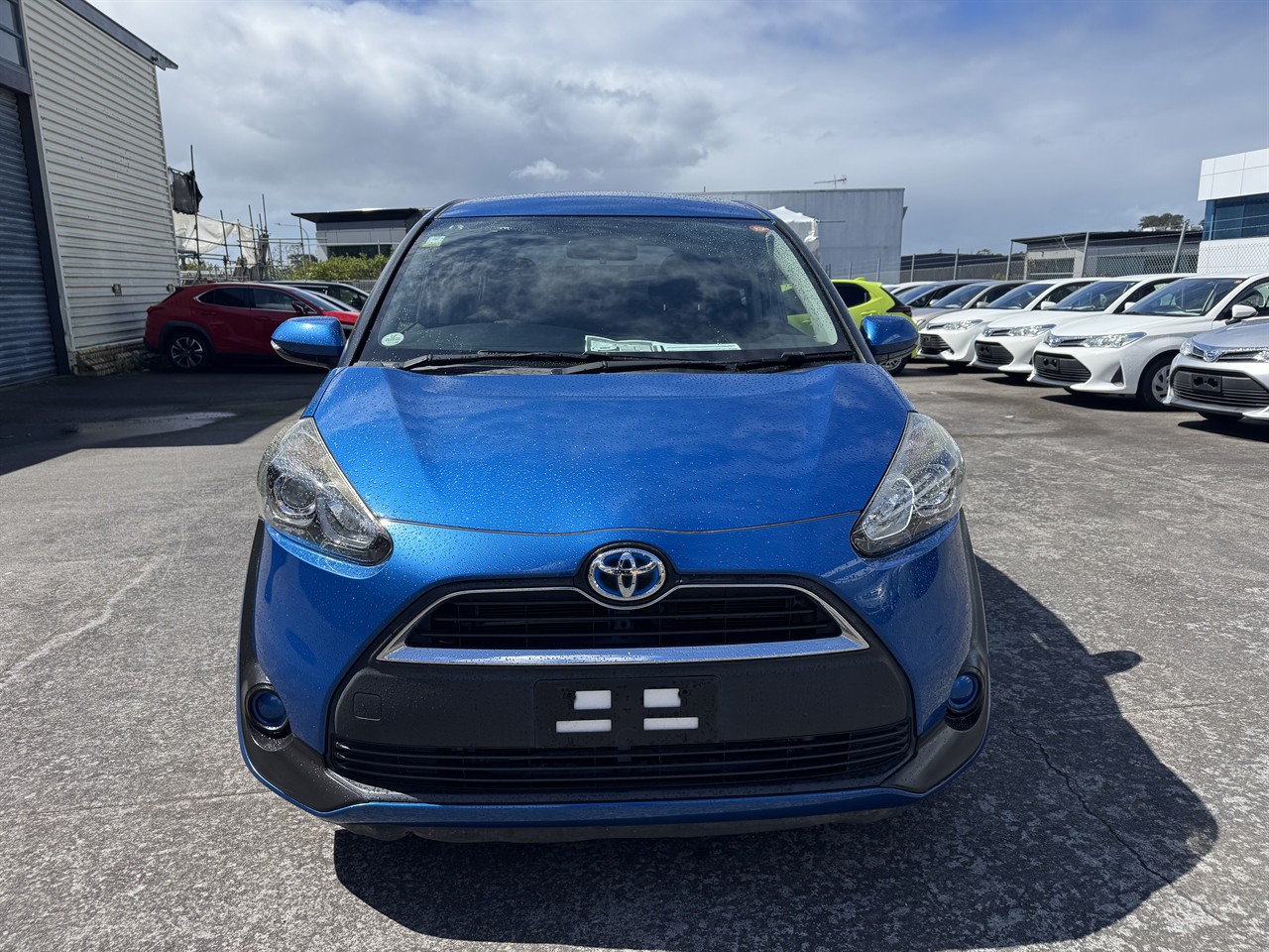 2016 Toyota Sienta thumbnail