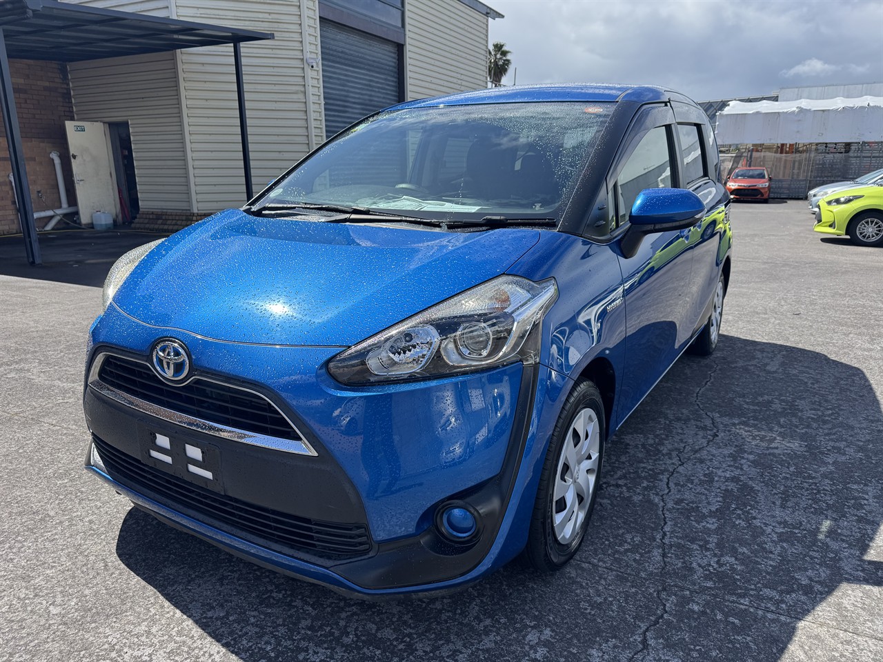 2016 Toyota Sienta thumbnail