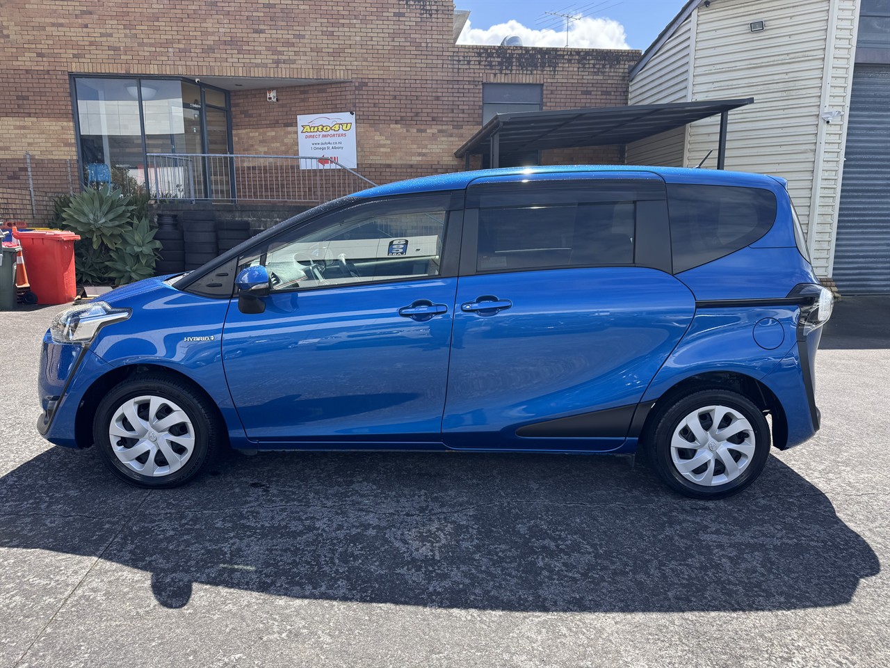2016 Toyota Sienta thumbnail