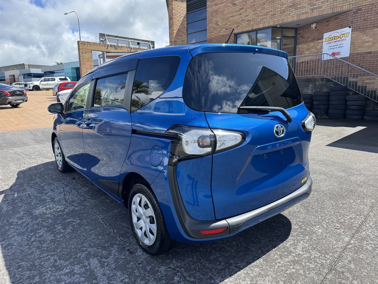 2016 Toyota Sienta thumbnail