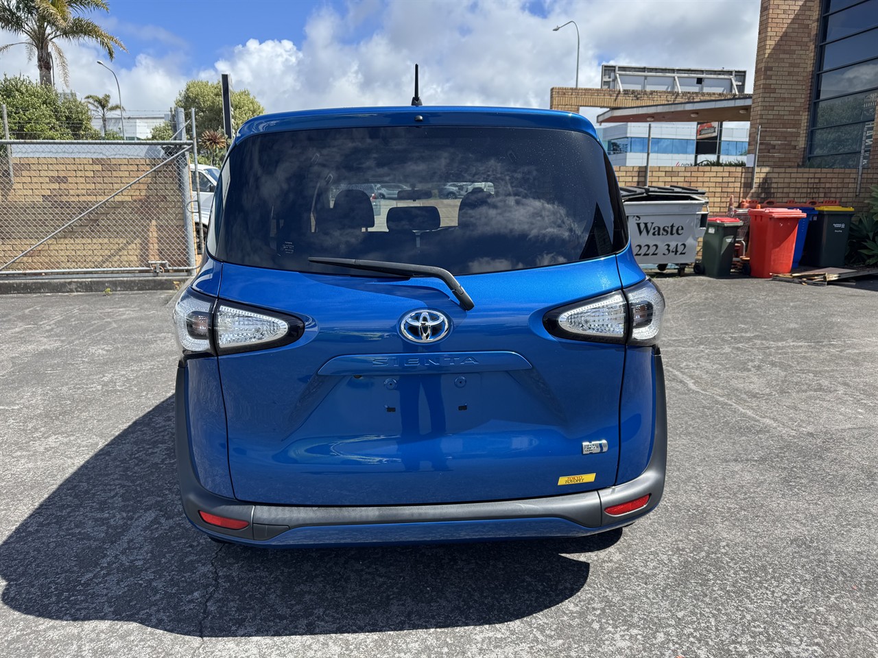 2016 Toyota Sienta thumbnail