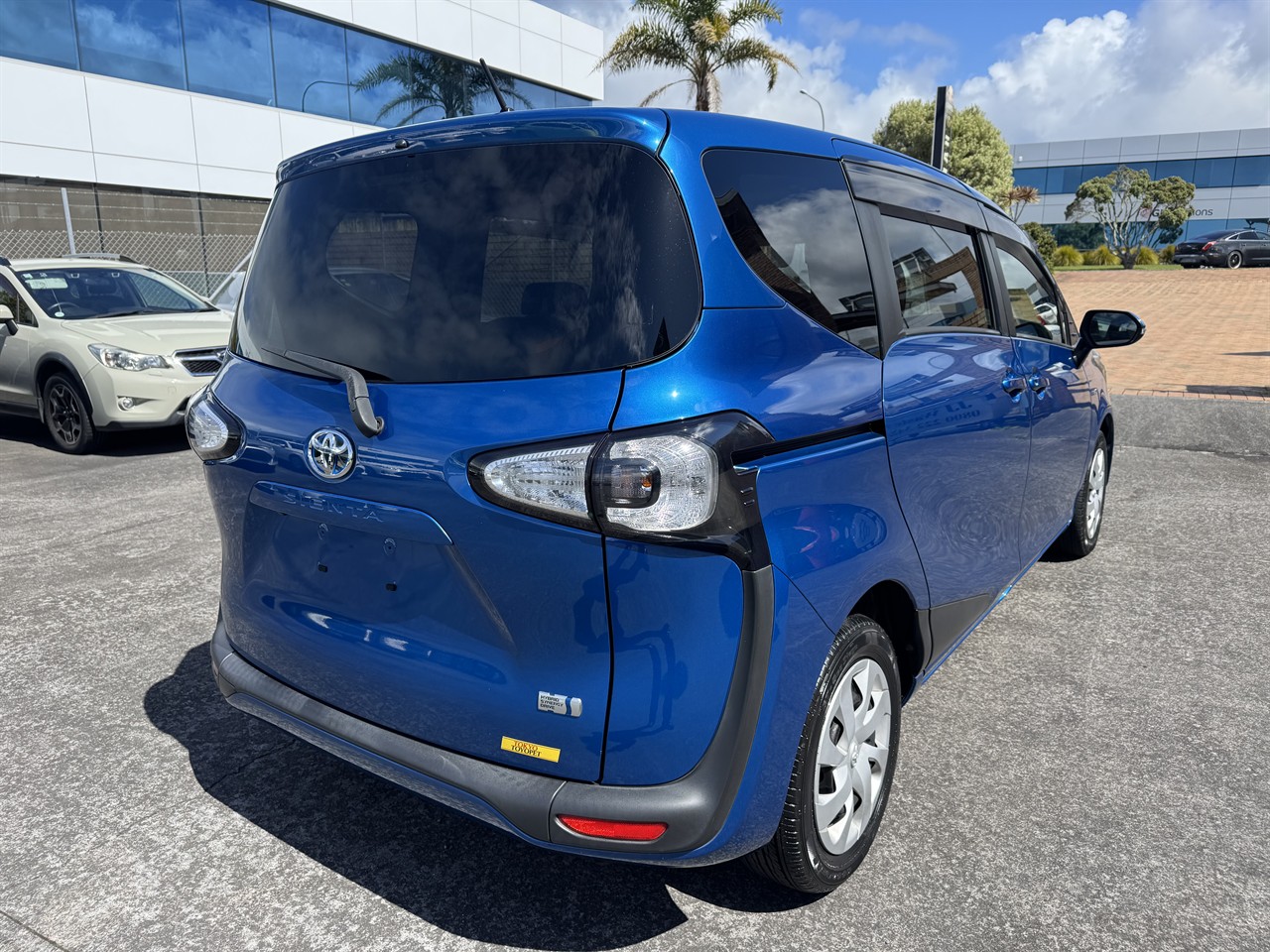 2016 Toyota Sienta thumbnail