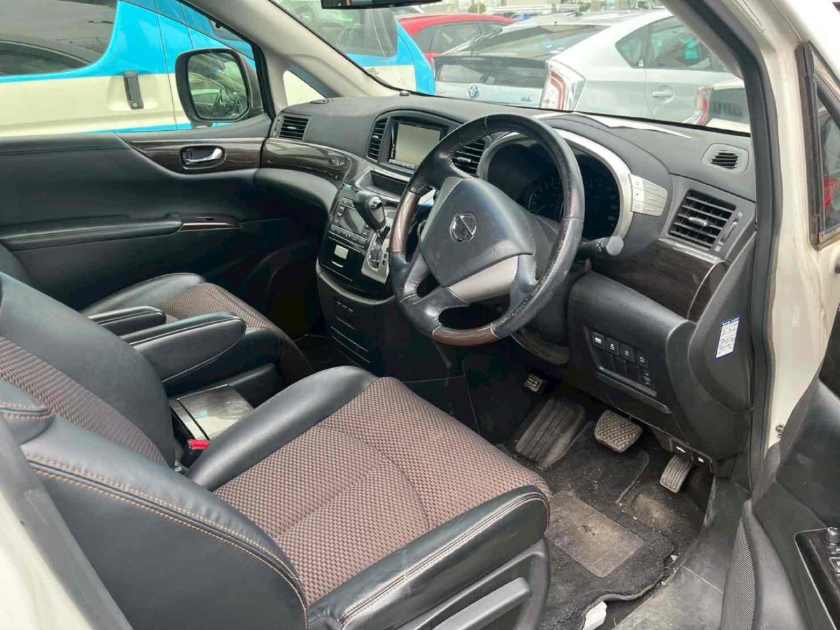 2013 Nissan Elgrand thumbnail