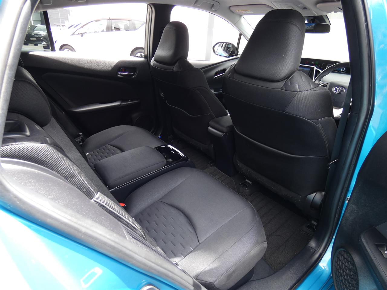 2017 Toyota Prius thumbnail