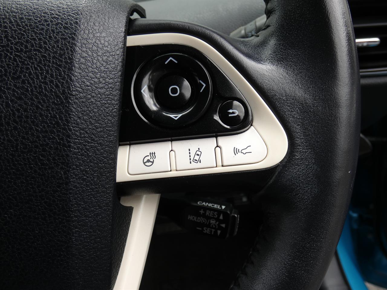 2017 Toyota Prius thumbnail