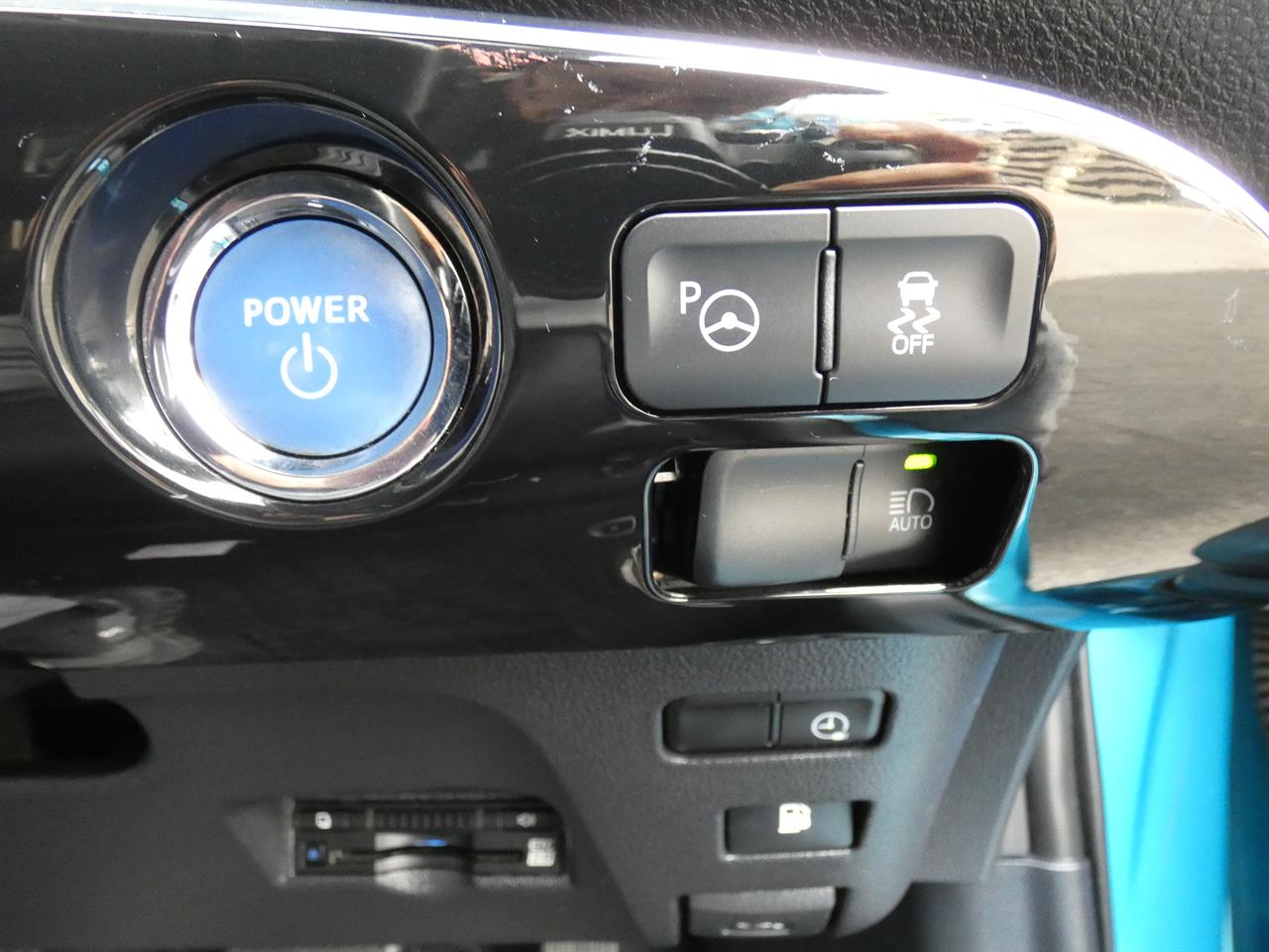 2017 Toyota Prius thumbnail