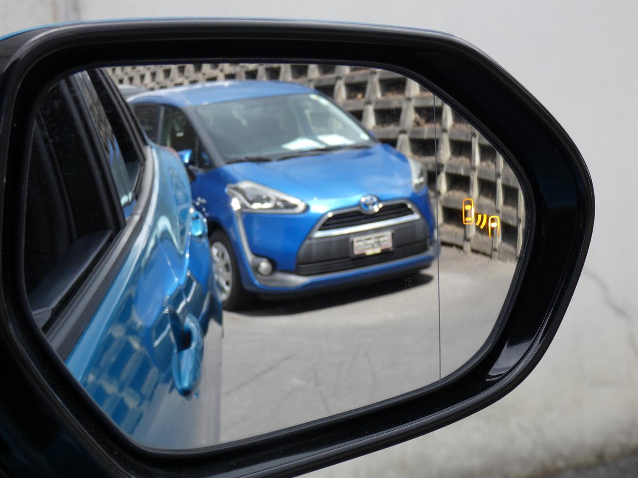 2017 Toyota Prius thumbnail