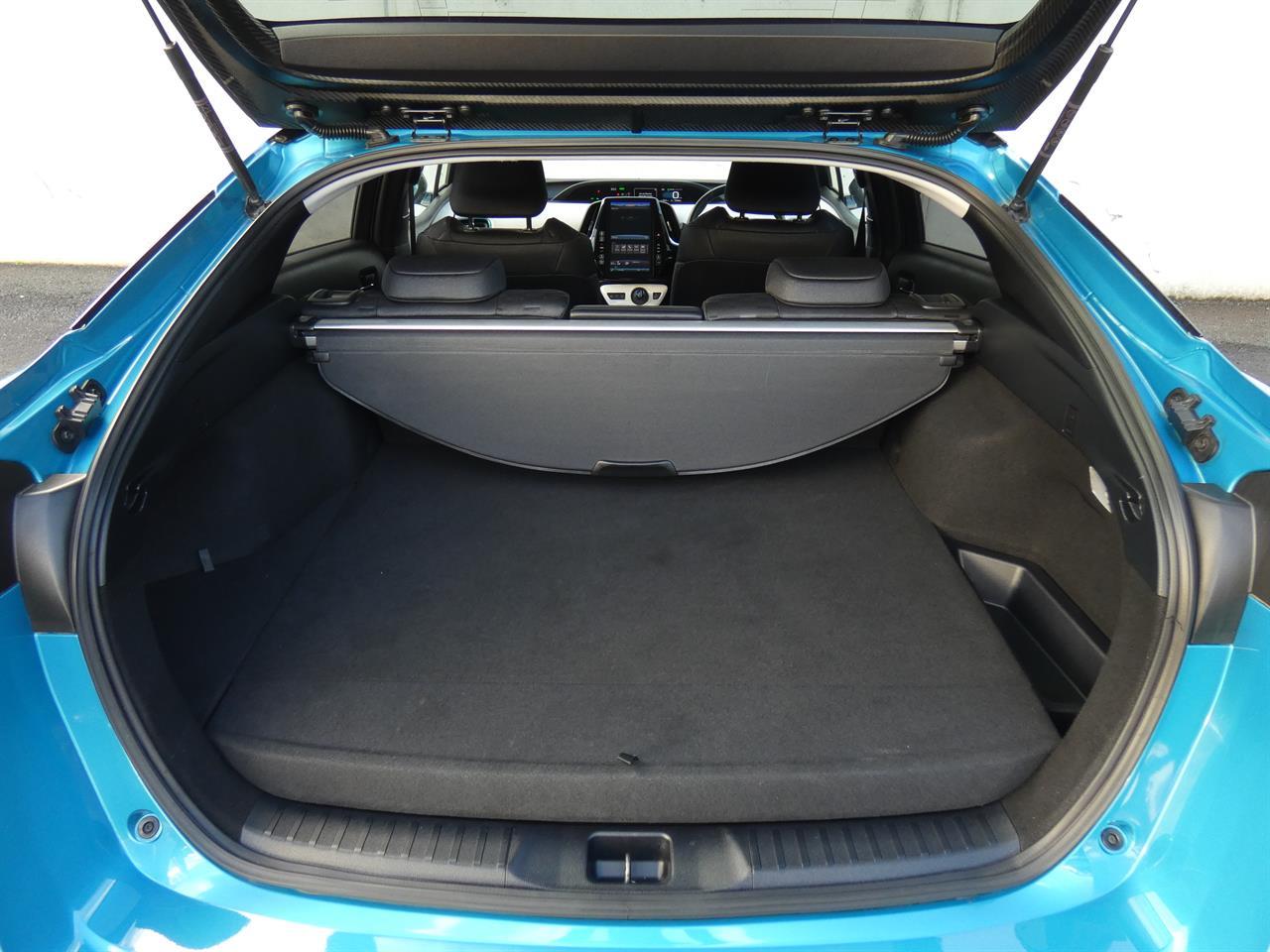 2017 Toyota Prius thumbnail