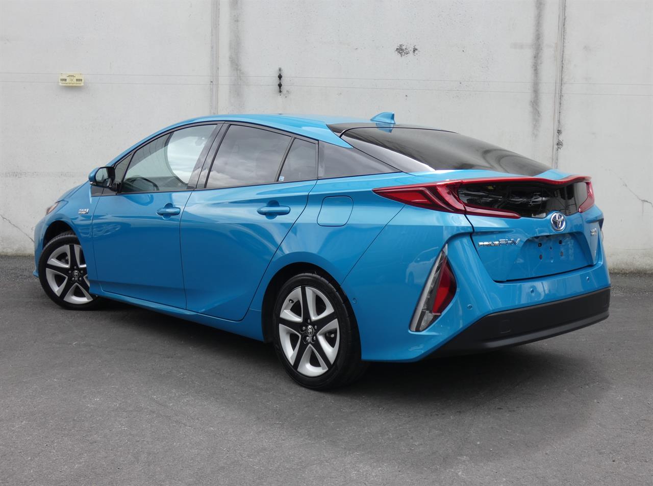 2017 Toyota Prius thumbnail