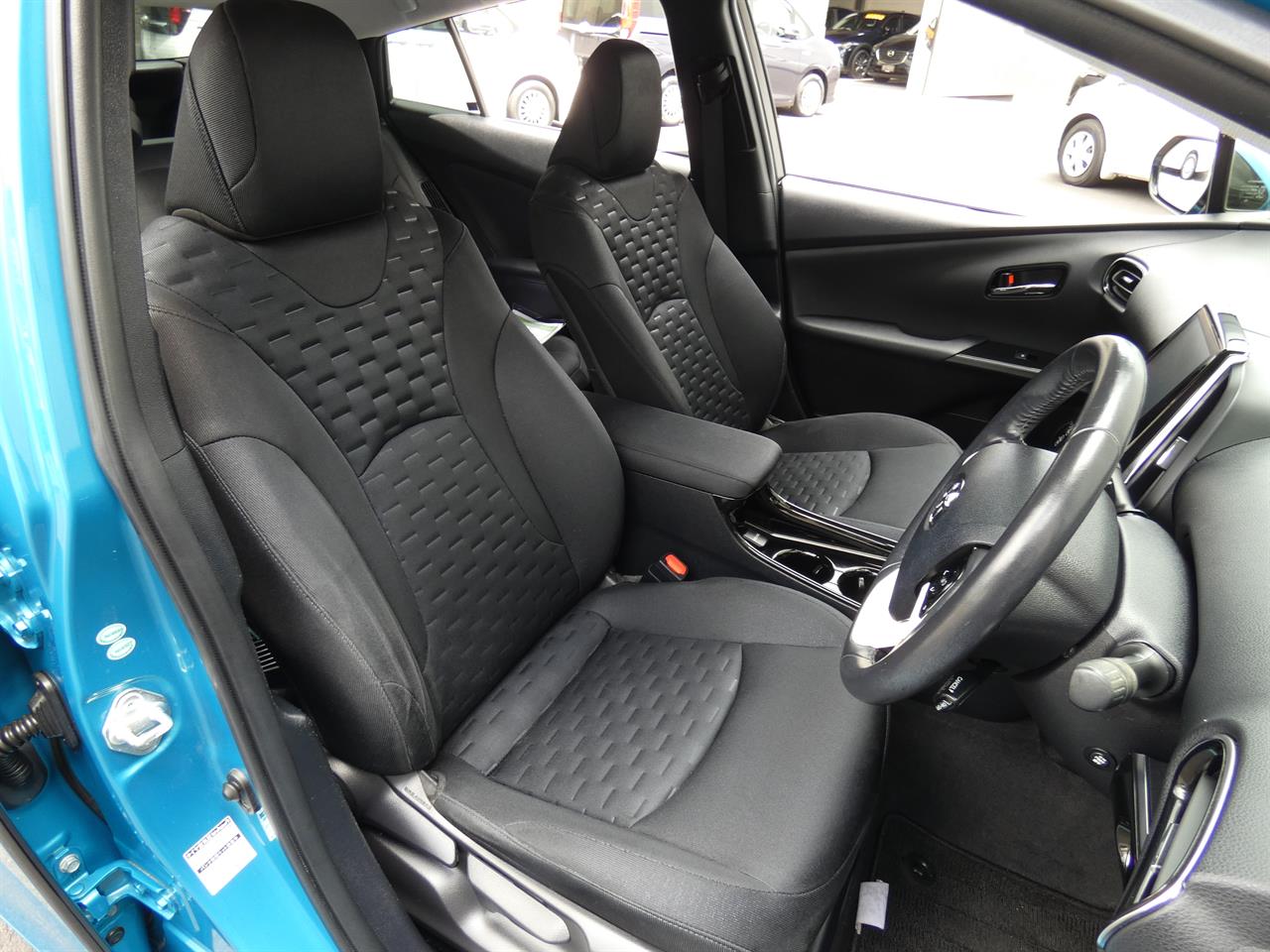 2017 Toyota Prius thumbnail