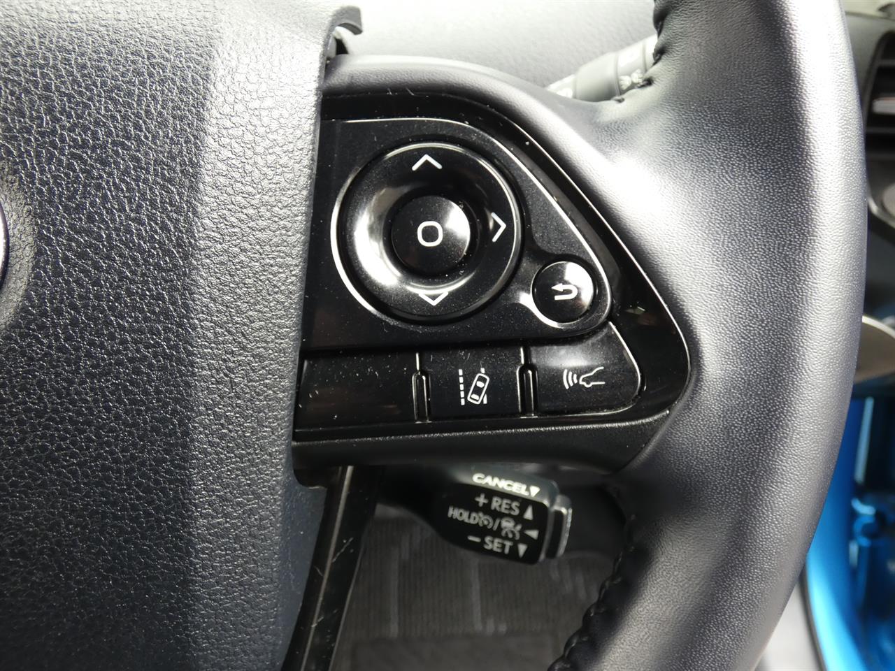 2019 Toyota Prius thumbnail