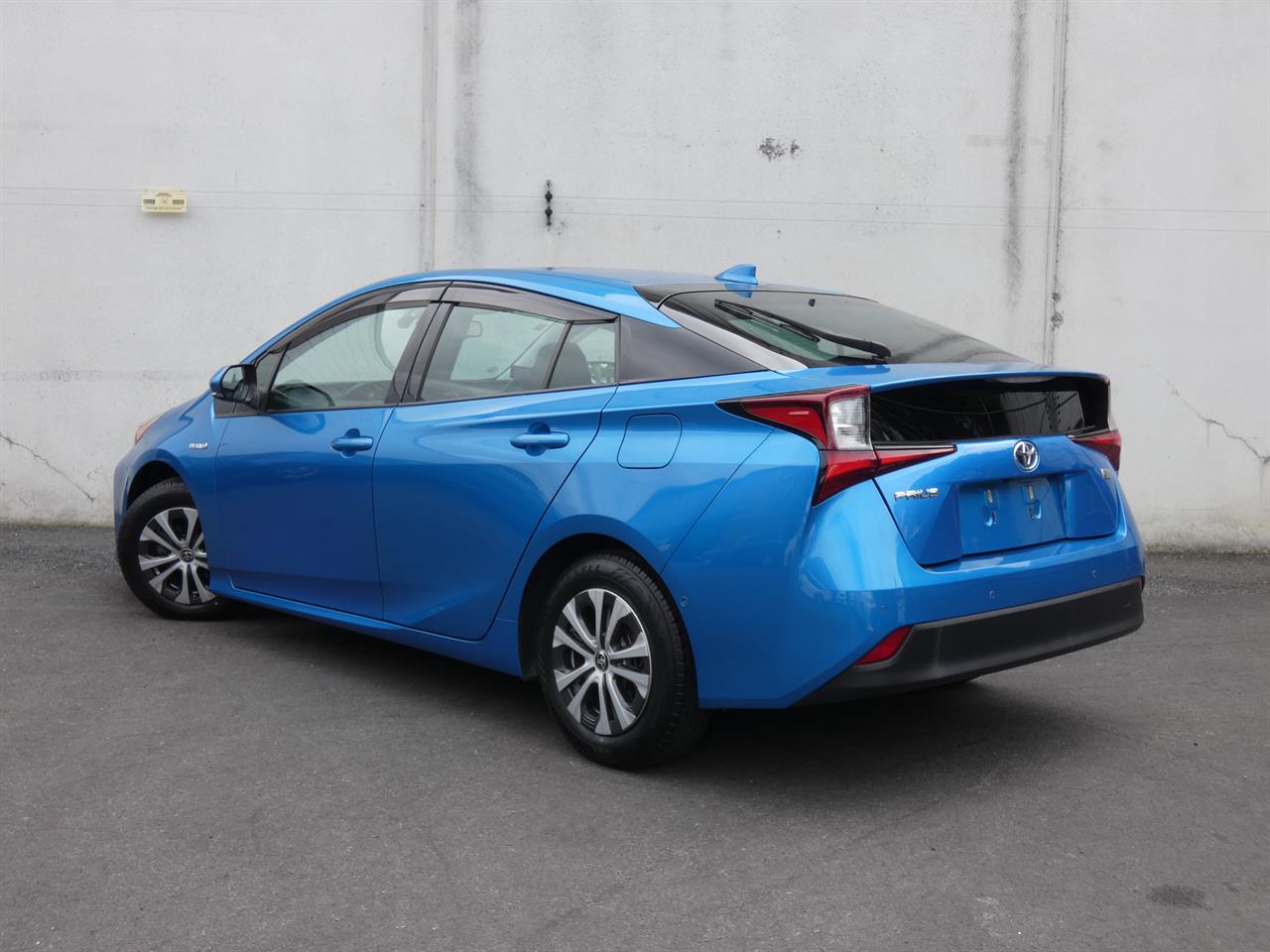 2019 Toyota Prius thumbnail