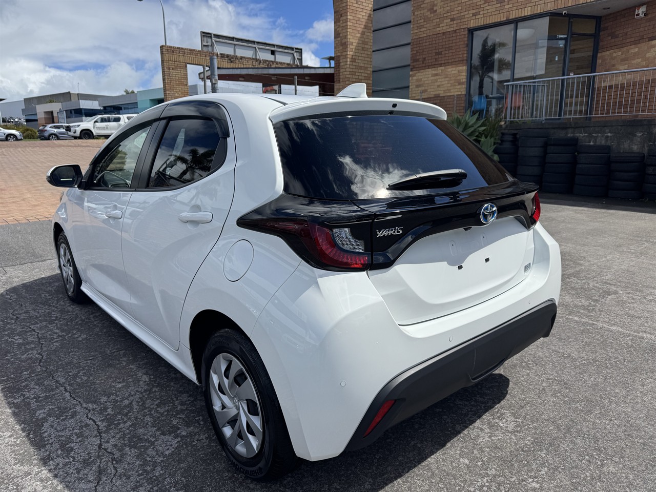 2021 Toyota YARIS thumbnail