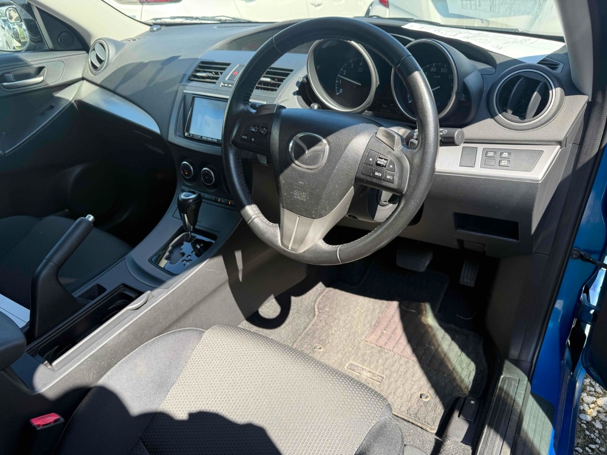 2012 Mazda Axela thumbnail