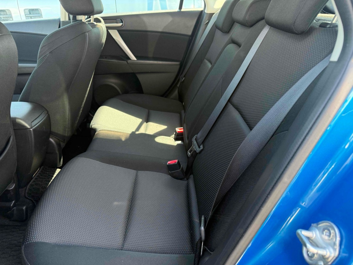 2012 Mazda Axela thumbnail