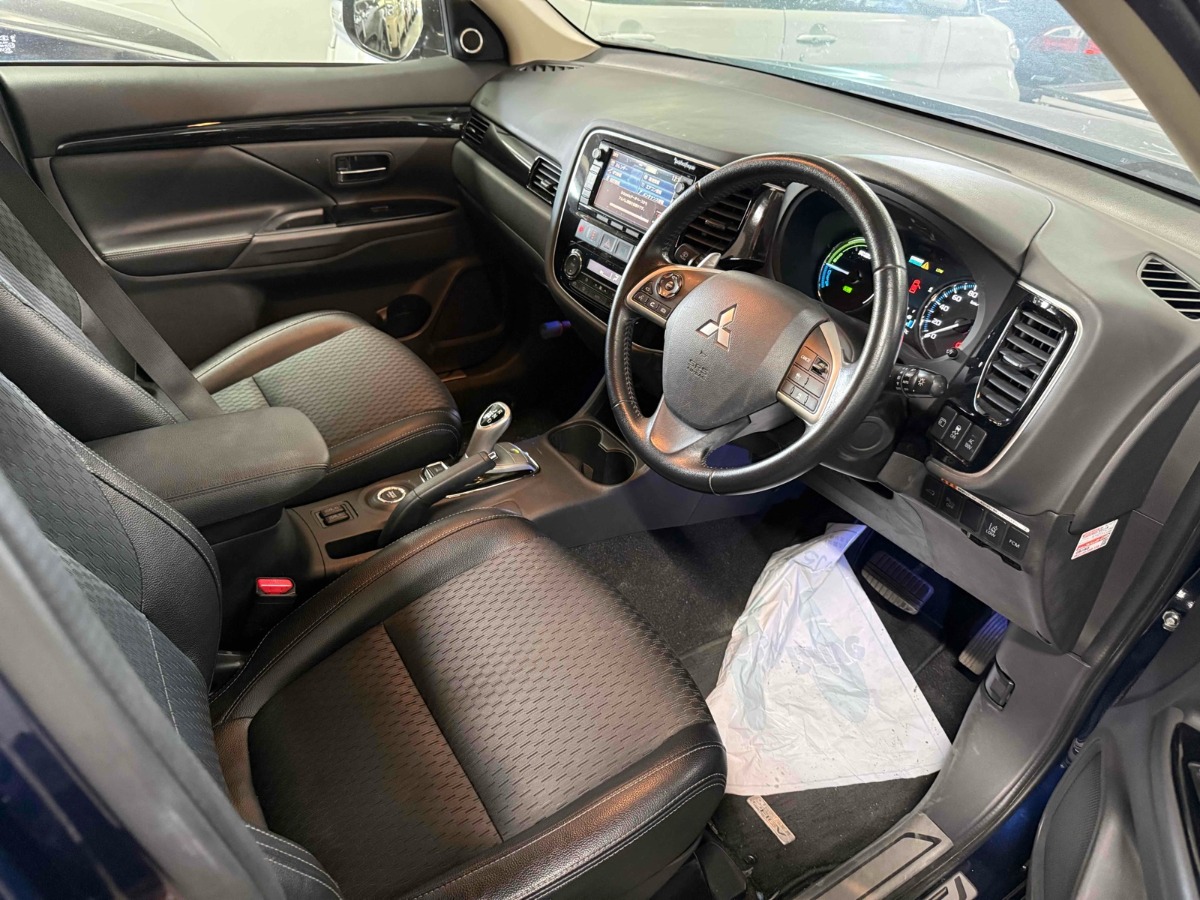 2015 Mitsubishi Outlander thumbnail