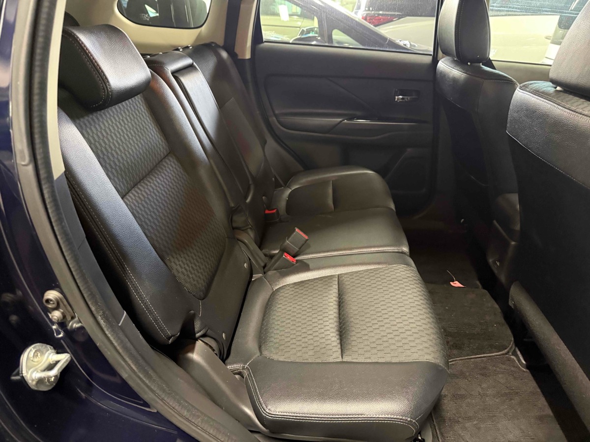 2015 Mitsubishi Outlander thumbnail