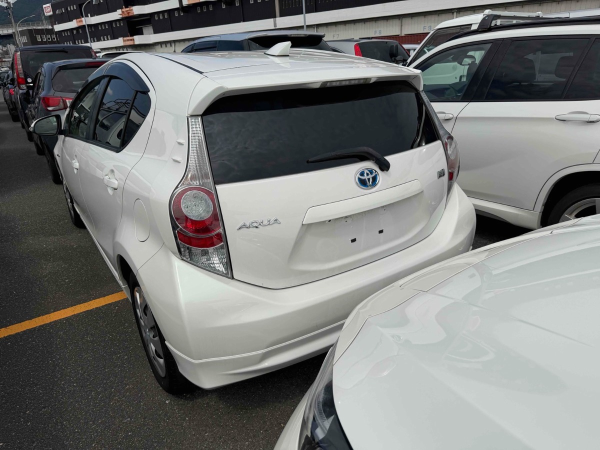 2012 Toyota Aqua thumbnail