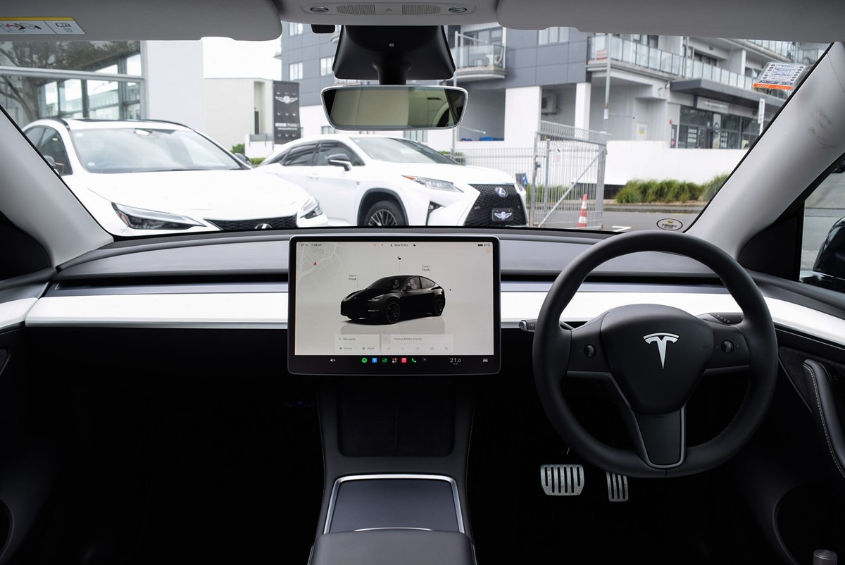 2023 Tesla Model thumbnail