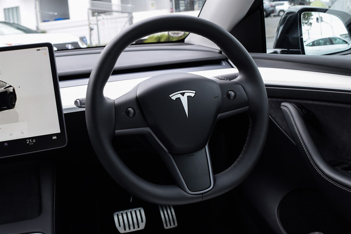 2023 Tesla Model thumbnail