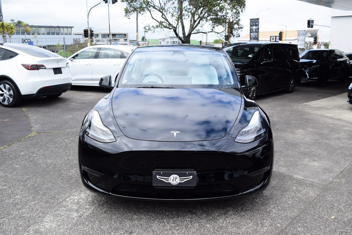 2023 Tesla Model thumbnail