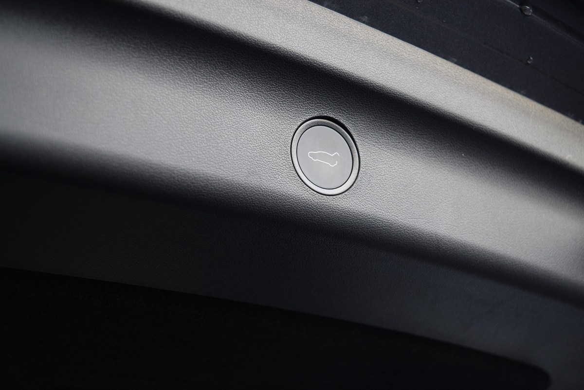 2023 Tesla Model thumbnail
