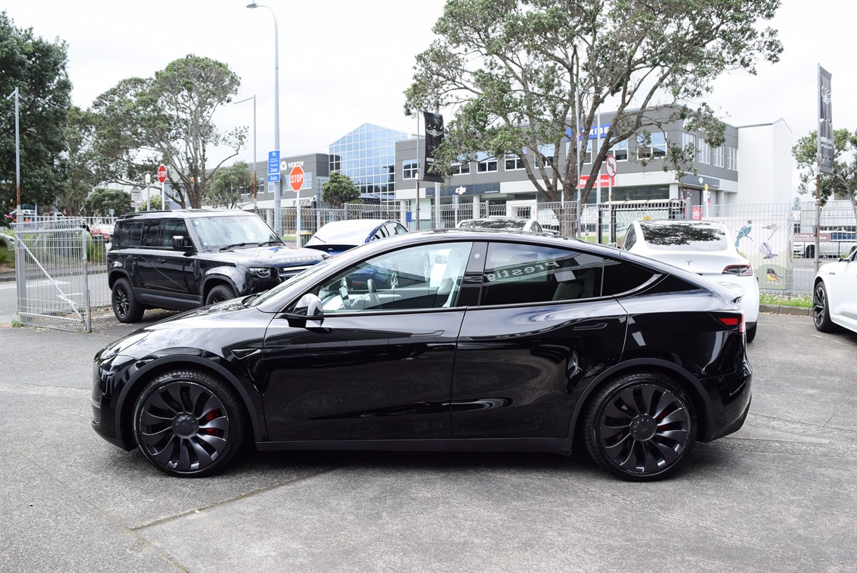 2023 Tesla Model thumbnail