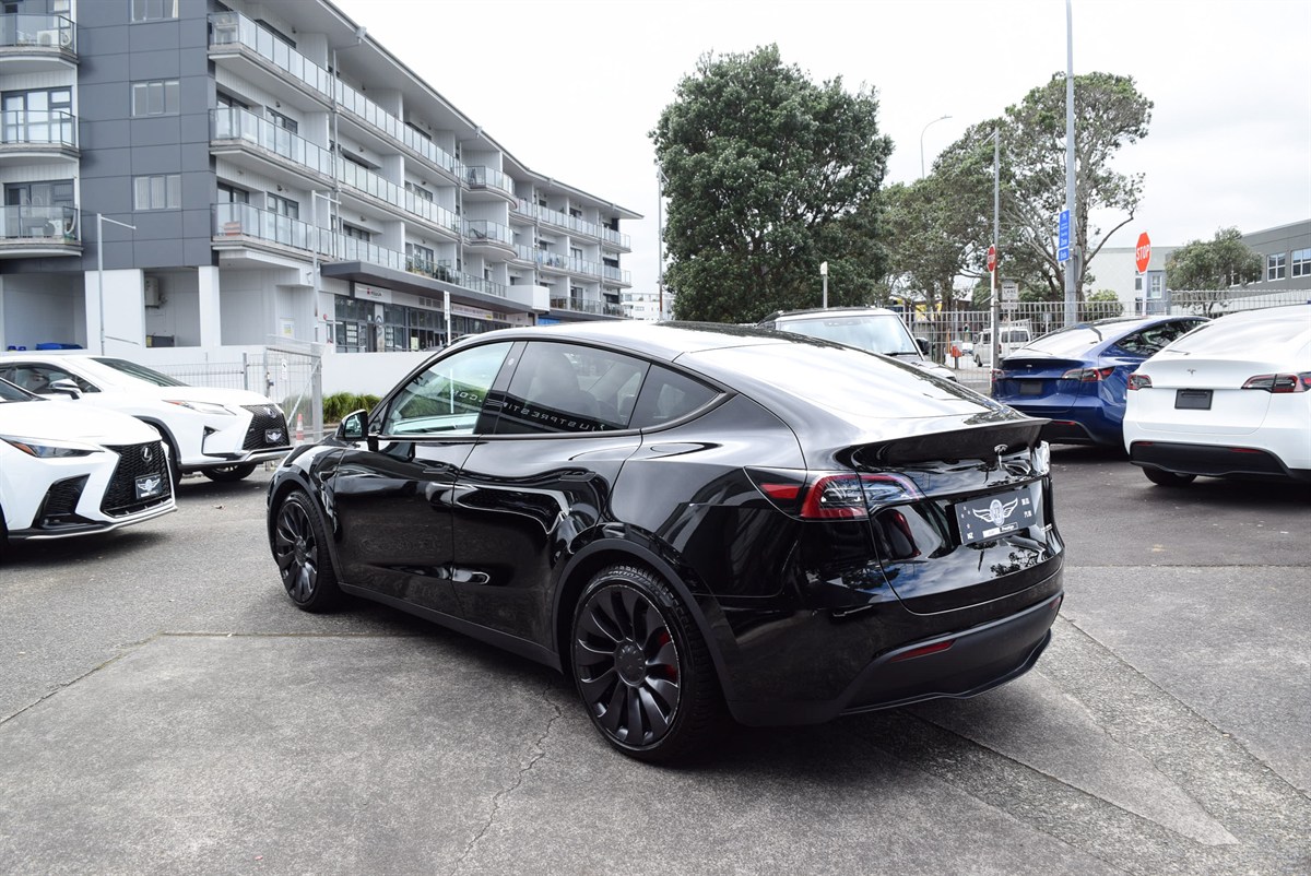 2023 Tesla Model thumbnail